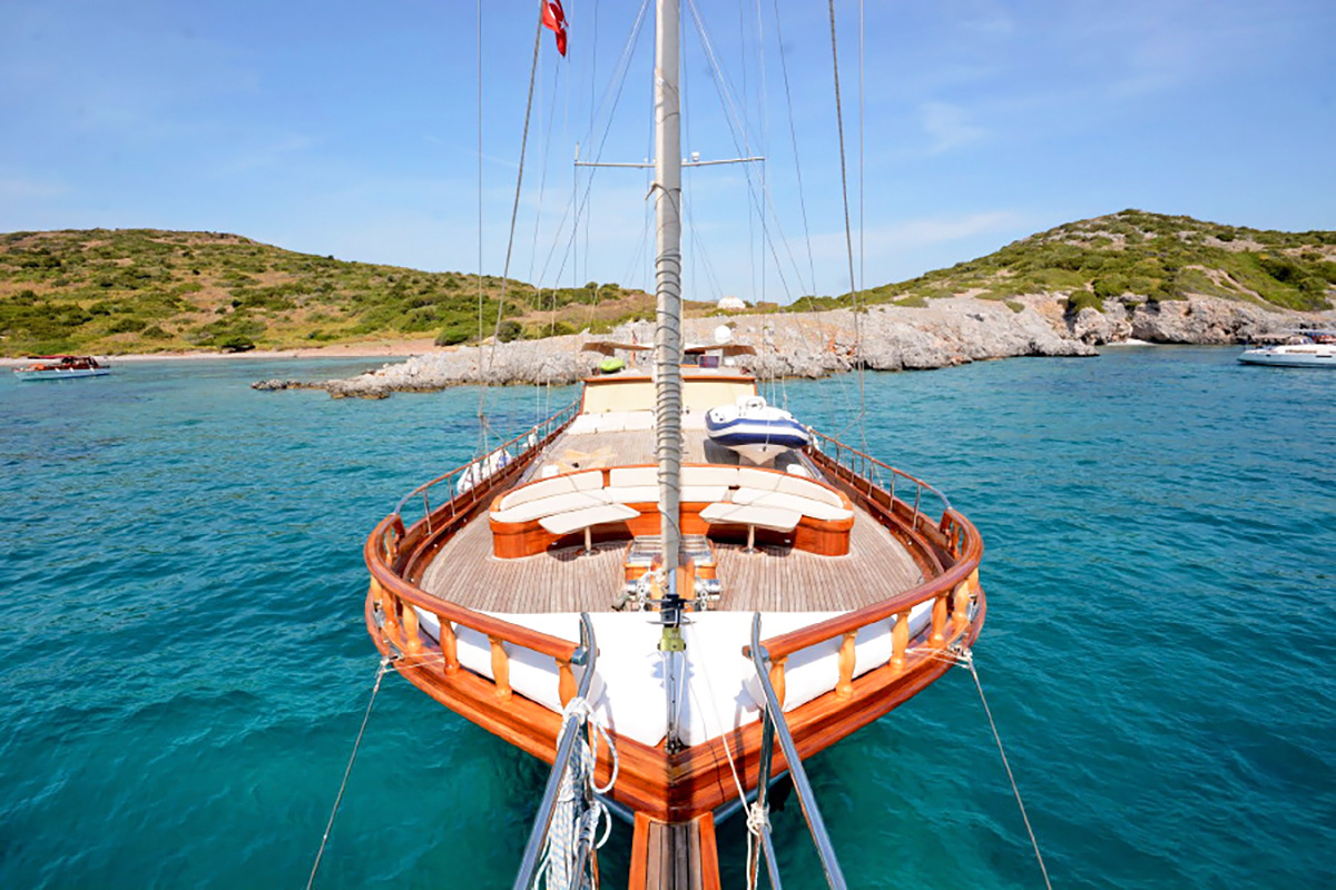 How do I charter a gulet for my holiday
